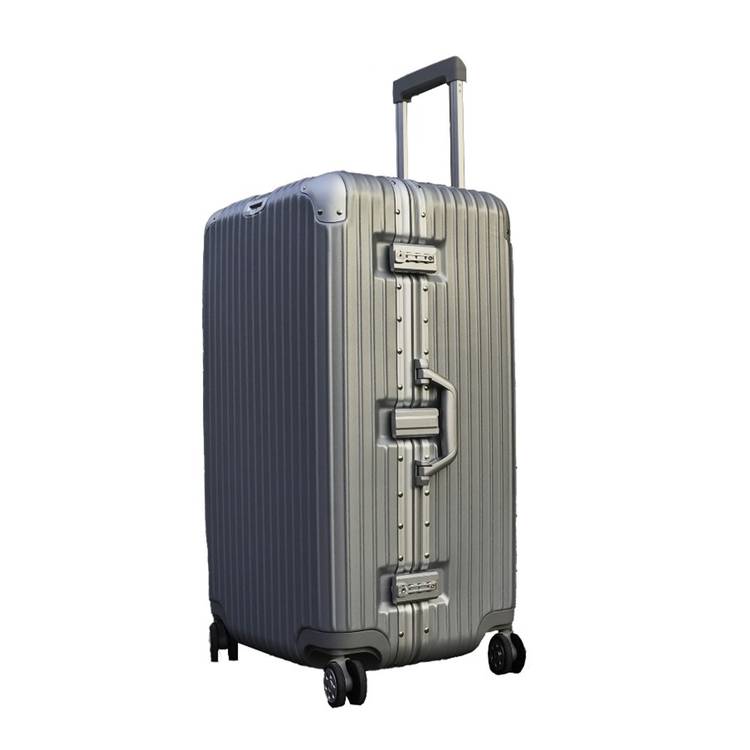 Buy Levelo Traverse 30 Ultra Lightweight Travel Luggage in UAE 360 Wheels Rotation Silver LVLT30ULSL